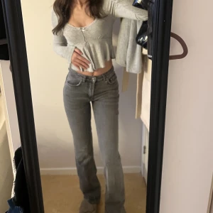 Midwaist jeans - Gråa midwaist jeans från Gina tricot, storlek 32 Raka i benen, använda ett fåtal gånger 