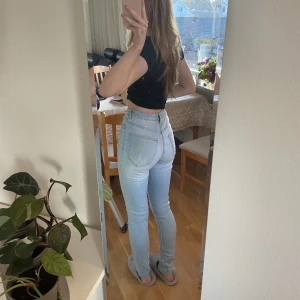 Ljusblå jeans - Ljusblå skinny jeans som ej har blivit använda på länge! Storlek 34/S och gillar att styla de med benvärmare och klackar/boots💕 (Är 168 cm) Skriv för mer info/bilder!