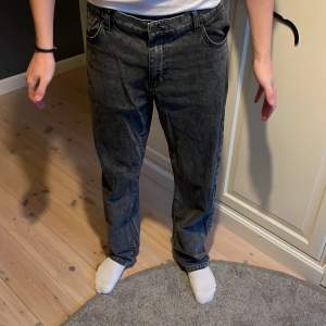 Ett par svarta Woodbird jeans i utmärkt skick och har inga hål eller andra defekter. Byxorna är i storlek W32 L32. Hör av dig för fler bilder eller frågor.