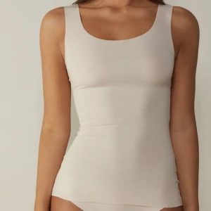 Intimissimi linne - Säljer detta linne som är helt nytt. Jag har inte fått nån användning för den då färgen inte faller mig i smaken. Så alltså helt oanvänd🫶