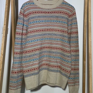 Mönstrad stickad tröja. - Snygg stickad tröja från H&M, i storlek M på herravdelningen (om sådant spelar roll). 