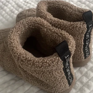 Victoria Secret skor  - Jättefina Victoria Secret skor😭😍 jättefint skick funkar för höst,vinter,vår. Nypris 900kr, kan gå ner i pris vid intresse.