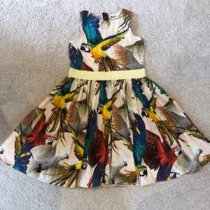 Jättegullig klänning i papegoj mönster!❤️❤️