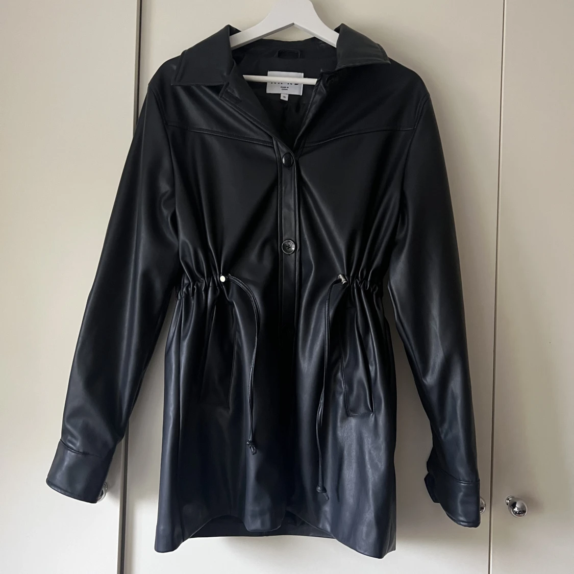 Svart läder kappa  - 91