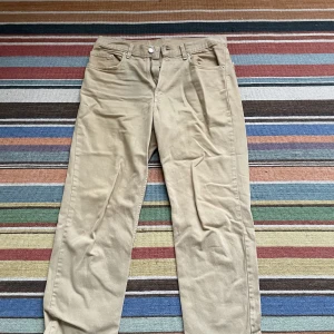 Levis 550 - Levi’s 550 modell. Vidare än 501 men fortfarande liknande klassisk silhouhette! Klippta! En riktig workhorse för garderoben! Väl använda. Pris prutbart!