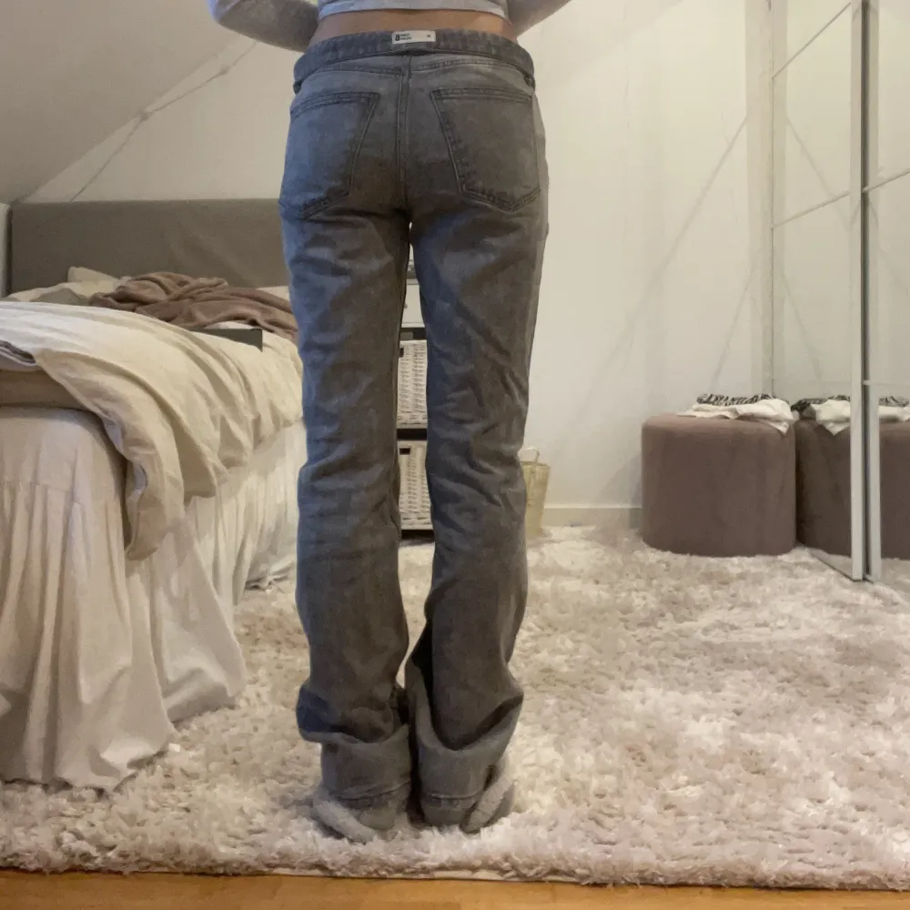 Säljer dessa gråa jeans från Gina i storlek 36! Pris kan diskuteras 💕. Jeans & Byxor.