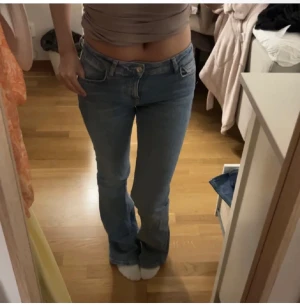 Zara jeans - Lowrise bootcut jeans från zara💕