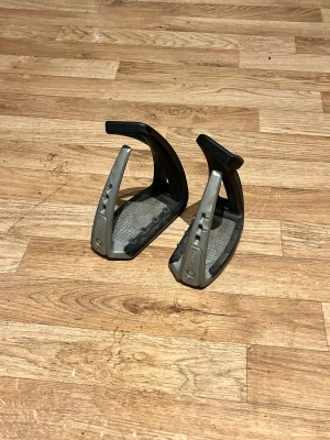 SILVRIGA FREEJUMPS - Säljer mina silvriga freejumps soft up lite (viktgränsen är 65kg tror jag) 😇 fint skick utan några stora repor och tvättas självklart innan de skickas 🥰nypris 2150kr