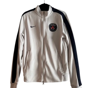 PSG kofta - PSG kofta inköpt i Paris förra året. Bra kvalitet, det enda är att lappen börjar lossna. Storlek S. Äkta, tror den va från 2014-15. Vid fler frågor eller bilder hör av er. Snabba affärer prioriteras.