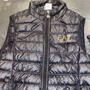 EA7 väst - Jag säljer en EA7 väst.