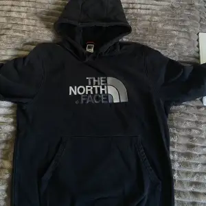 Äkta The northface hoodie i storlek M 