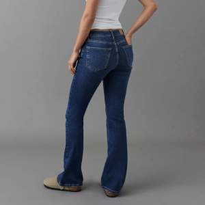 Superfina Jeans från Gina som tyvärr blivit för stora för mig. Inga defekter eller någonting sånt. Ser ut som helt nya, nästan aldrig använda. Skriv för egna bilder eller frågor!🫶🏽