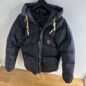Fjällräven Expedition down lite jacka - Säljer denna fjällräven jacka som är i väldigt bra skick! Storlek XS! Den är i en väldigt fin mörkblå färg!  Hör gärna av dig om du har frågor!