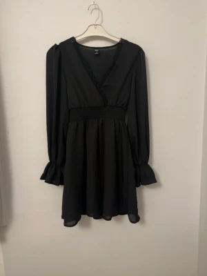 Klänning - Svart klänning med detaljer. Aldrig använd.