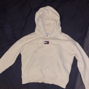 Tommy hilfiger jeans hoodie - Säljer då den inte kommer till användning. skönt material,  är inte så lång utan mer som typ en liten kortare hoodie. Köpt för ca 1250 från Tommy Hilfiger jeans. STORLEK S. Tryck gärna på köp nu. 