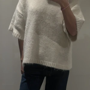 Vit stickad tröja - Säljer denna vita stickade tröja med tre kvarts ärmar. Aldrig använd så bra skick! 