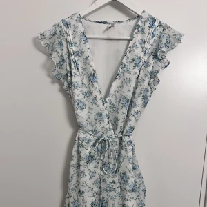 Klänning  - En fin blommig klänning till sommaren.