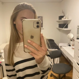 Stickad tröja  - Säljer nu denna stickade tröja från primark 💖 tröjan är tunn och lite genomskinlig! Jag har en vit bh för att den ska synas men om man inte vill att bh:n ska synas så funkar det utmärkt med en beige 