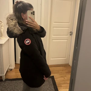 Canada goose jacka - Otroligt fin viktoria parka från canada goose. Storlek XS. Använd 1 vinter, är i bra skick utan några skador. Säljer pågrund av att jag inte längre får någon användning utav den. Nypris ca 10000 kr, säljer för 5000 kr, pris kan diskuteras vid snabbaffär❤️