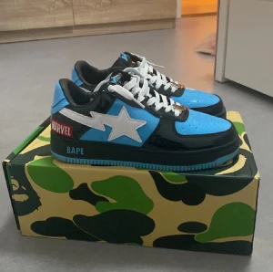 Bapestas Marvel Venom - Aldrig använt. Sprillans nya. Köpte dom för ett halvår sedan för 1800 kr. Säljer dom pga att storleken inte passar mig