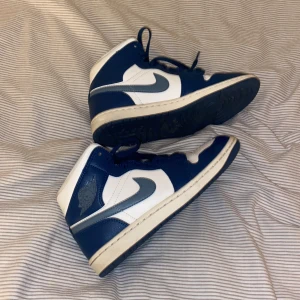 Air jordans i bra skick! - Air Jordans i bra skick! Använda 2 ggr, vissa fläckar & några blåa fläckar längst kanterna som syns om man kollar nära. Skriv om ni vill se fler bilder!💞