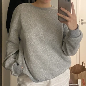 Tröja - Tröja som inte kommer till användning. Använd skick (därför säljer jag billigt) men fortfarande fin!