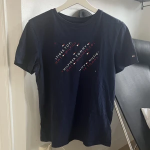 Tommy Hilfiger t-shirt - Blå t-shirt från Tommy Hilfiger💙. Bra skick, syns inte att den är använd. Pris kan alltid diskuteras. Köparen står för frakt💞