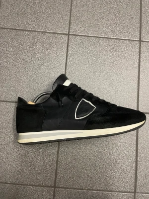 Philippe Model sneakers  - Skor i ett fint skick, tecken på användning finns på sulan annars så gott som nytt på ovansidan 