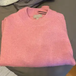 Säljer min fina rosa tröja, i nyskick ❤️ så fin färg, priset går att diskutera 💗