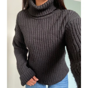Stickad turtleneck  - Svart turtleneck från NA-KD🤍