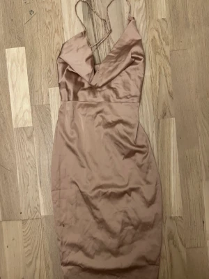 Klänning ohpolly - Klänning från ohpolly i satin. Använd 1 gång.