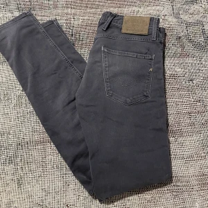 Replay Anbass jeans - Säljer nu ett par Replay Anbass. Cond: 9/10. Strl: 29/32. Nypris: 1800, mitt pris: 799