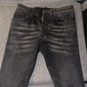 Säljer dessa snygga DSQUARED 2 jeans då dom inte går till användning, skick på byxor 10/10 inga konstigheter. Använda 2-3 gånger. Nypris på dessa jeans 4000kr+, säljer dom för 800kr
