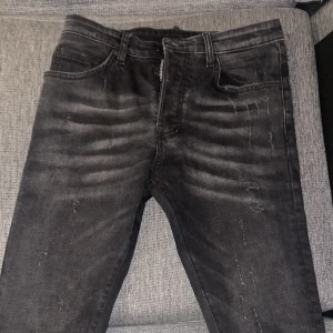 DSQUARED2 JEANS - Säljer dessa snygga DSQUARED 2 jeans då dom inte går till användning, skick på byxor 10/10 inga konstigheter. Använda 2-3 gånger. Nypris på dessa jeans 4000kr+, säljer dom för 800kr