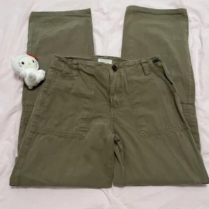 Y2k army gröna cargo byxor - Dom är i perfekt kondition (bara använda någon gång) low rise/mid rise  storlek small