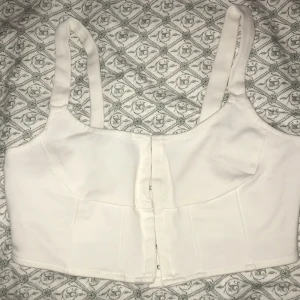 Fin topp - En fin korset topp från Bikbok, i strl S.  Aldrig använd, har bara klippt prislappen! 