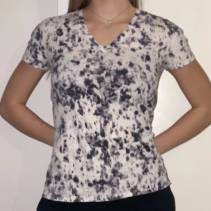 T-shirt Calvin Klein - Spräcklig T-shirt från Calvin Klein i bra skick