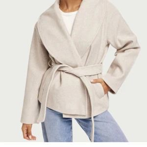 Vero Moda kappa - Jag säljer denna beiga kappa från vero Moda då den inte kommer till användning. Kappan är hel och har inga skador, kom privat för fler bilder❣️