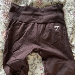 Träningstights  - Bruna träningstights från gymshark i strl XS/S. Sparsamt använda, pris 150 kr + frakt