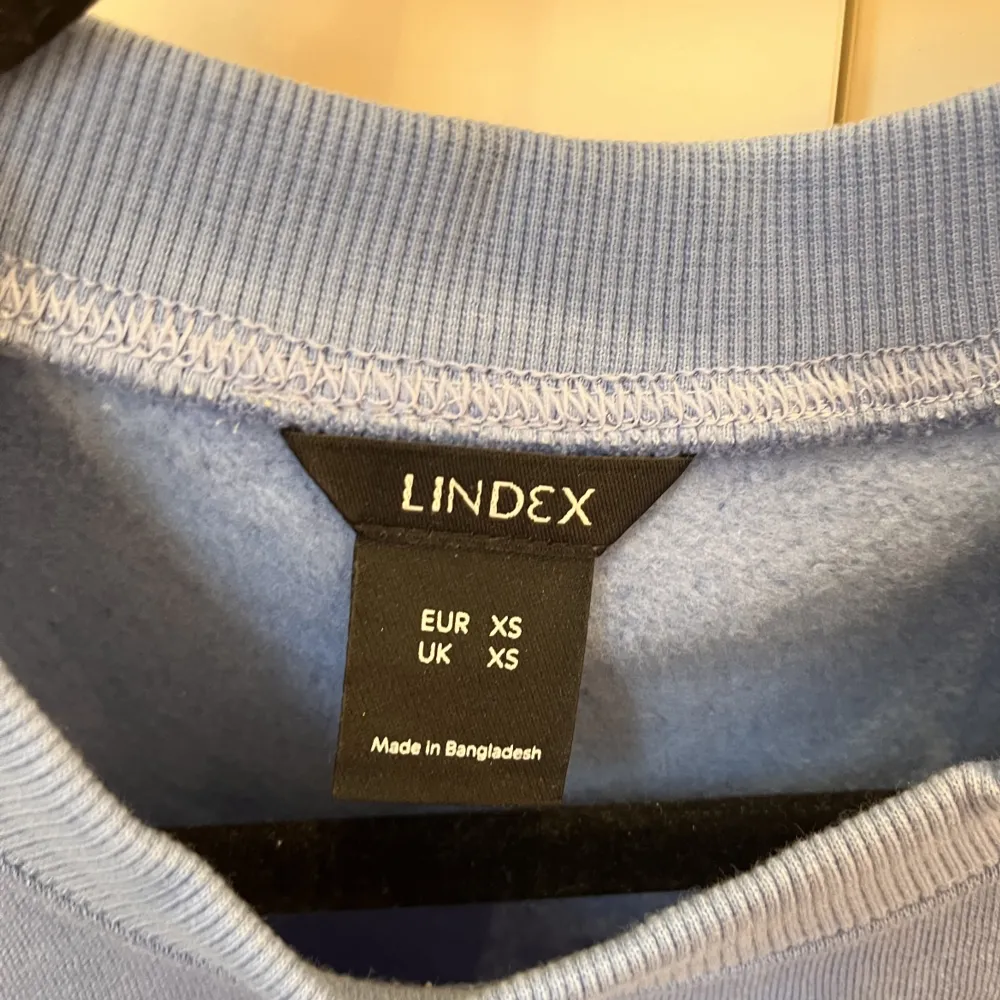 Säljer dena blåa volang tröjan, som sweatshirt material fast kortärmad!! Den kommer tyvärr inte till användning, vilket är synd för den är så fin!! Den är från Lindex och jag har storlek xs❤️ny pris 349kr. Blusar.