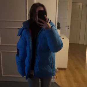 Dunjacka - Blå oversized dunjacka från ”Iets Frans” väldigt varm. Skulle säga att den motsvarar en S. Bra skick