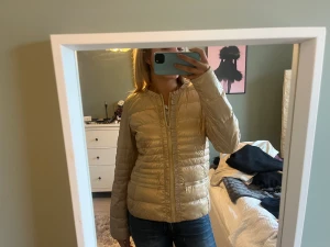 Dunjacka  - Jätte snygg dunjacka i guld, jätte unik! Jätte bra skick!💞