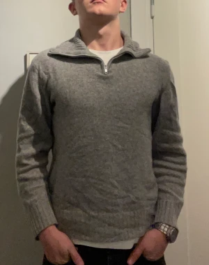 Quarter zip - East West - Säljer en snygg quarter zip från brothers egna märke East West!    Tröjan är i fint skick och perfekt till hösten/vintern!   Han på bilden är 185cm   Hör av er vid minsta fråga   eller fundering! 🙌