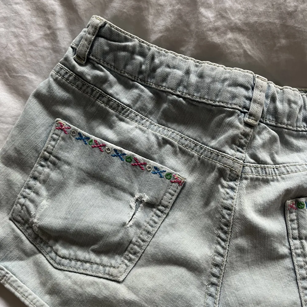 Snygga vintage lågmidjade shorts med coola detaljer. Shorts.