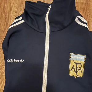 Adidas  - En limiterad adidas tröja med Argentina tryck och nr 10 (messi) Fin zip tröja , oanvänd! Storlek M