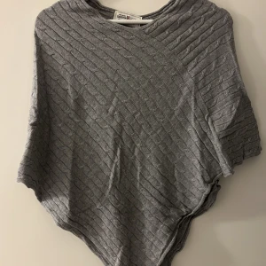 Poncho - Grå poncho i storlek XS, osäker på märket. Använd vid få tillfällen. 