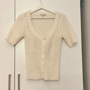 Stickad topp - Så fin vit/cremevit topp i bra skick💞Står storlek M men skulle säga att den passar både S och M