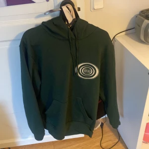 Byta Louis hoodie  - Skulle vilja byta min gröna ltwt hoodie mot en grå i storlek M då denna är för liten för mig. Tröjan har använts några få gånger men har inga tecken på användning. Möts gärna upp så vi kan se kvalitet på tröjorna