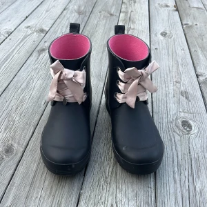 Stövlar i kort modell från Odd Molly - Jättefina Odd Molly stövlar som tyvärr inte kommer till användning. Använt ett par gånger men är i väldigt fint skick! Pris går att diskuteras