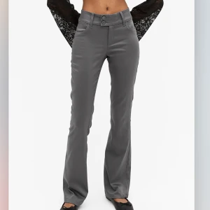 Gråa kostymbyxor  - Helt oanvända, lågmidjade kostymbyxor från monki. Jag är 175 och byxorna vart tyvärr lite för korta på mig för min smak. 